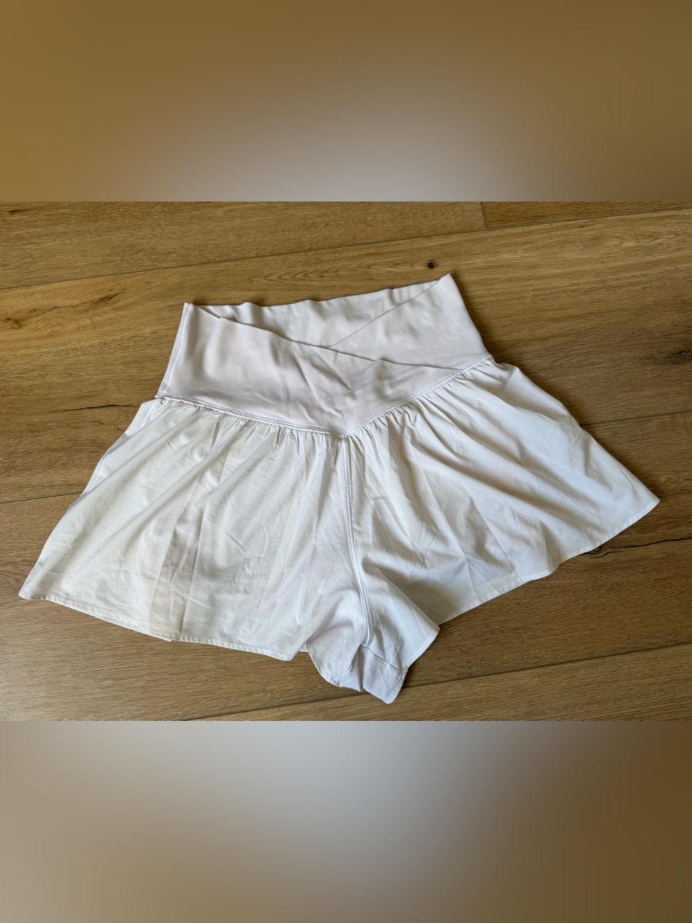 Aerie Offline Crossover White Shorts Women’s size Medium